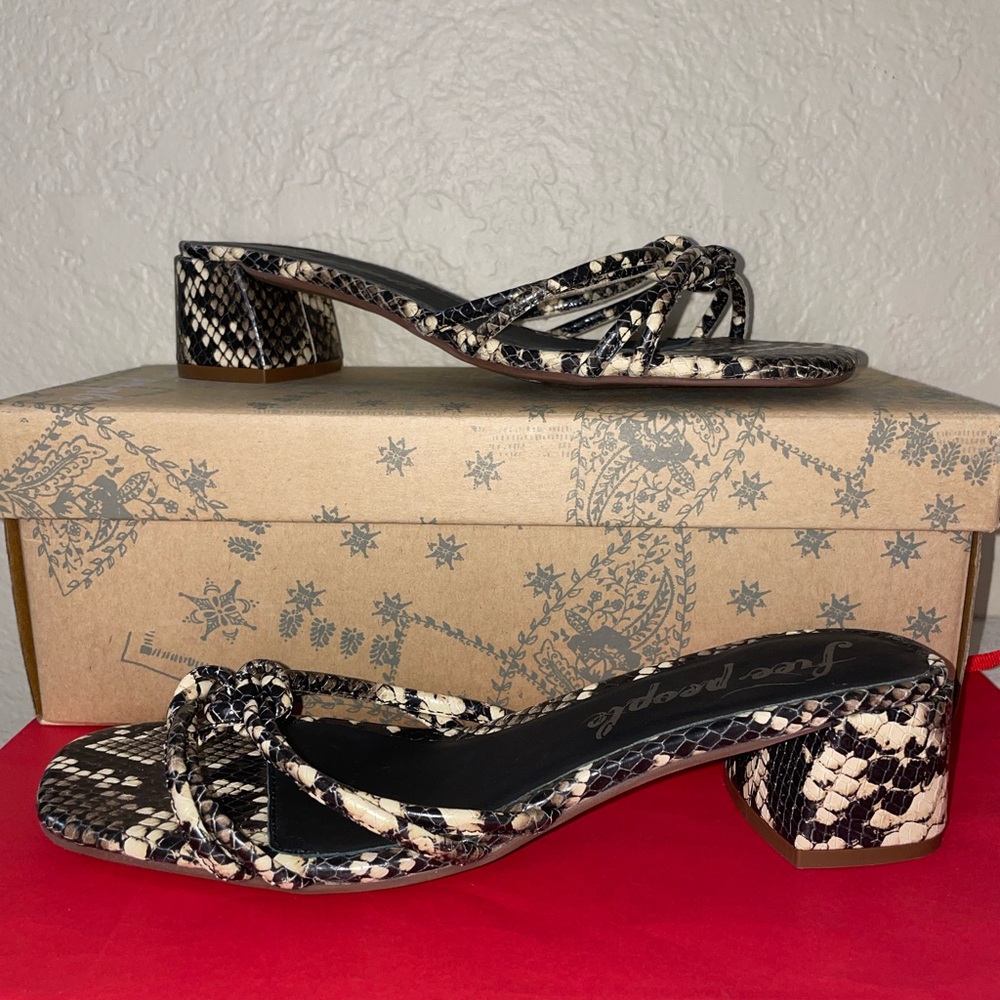 Free People Petra Block Heel Snake Skin Size 37 Sandals Heels Summer NEW IN BOX